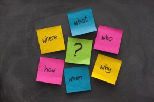 sticky note mind map with questions on a blackboard – Proyectos Ágiles